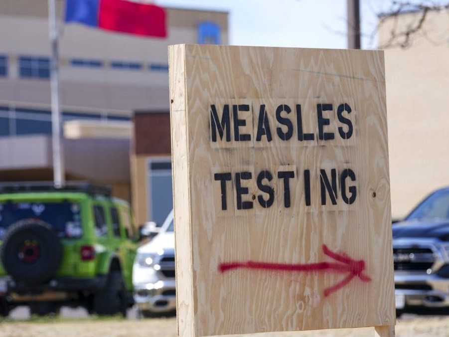 Na snímke tabuľa s nápisom "testovanie na osýpky" neďaleko nemocnice.