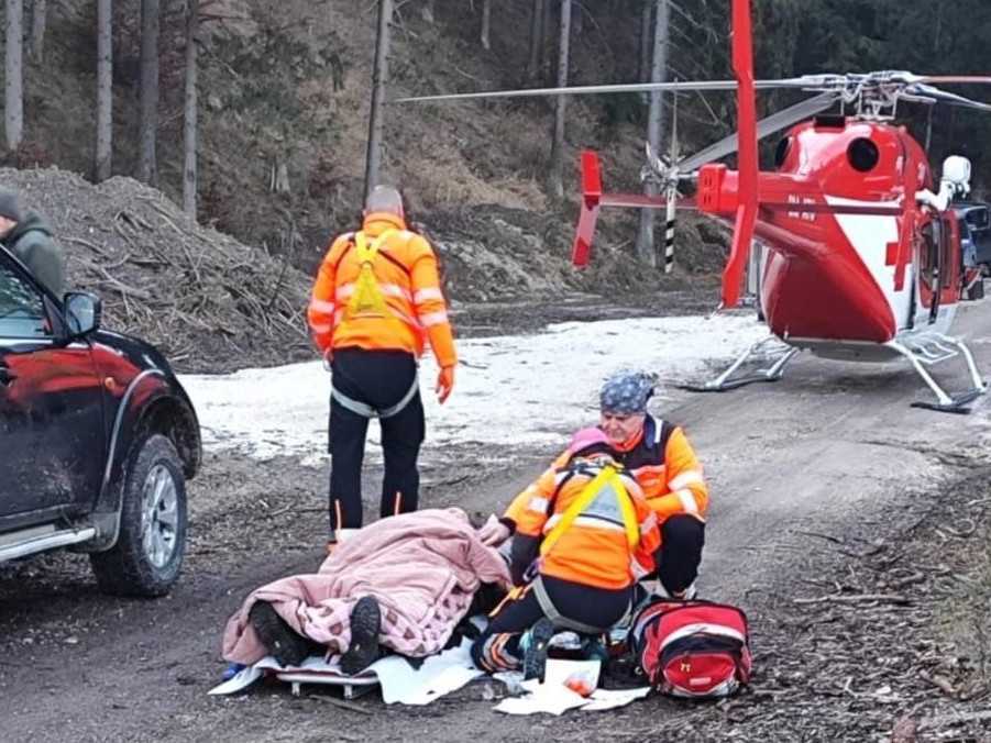 Na snímke záchranári pri zranenej osobe.