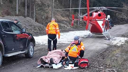 Na snímke záchranári pri zranenej osobe.