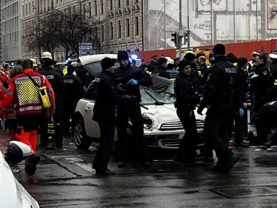 Auto vrazilo do davu v Mníchove.