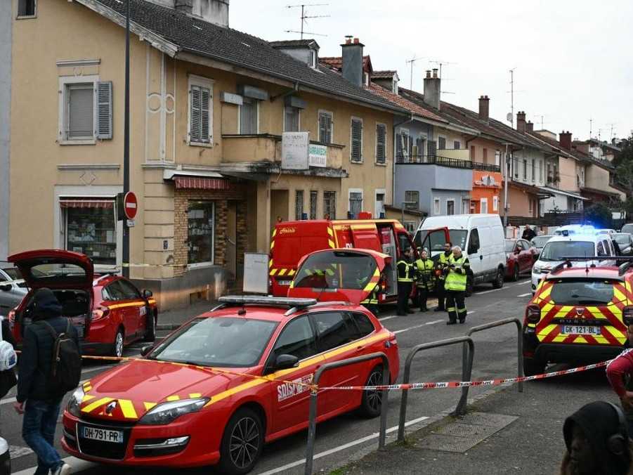 Útok nožom na východe Francúzska: Jeden človek prišiel o život, ďalší piati sú zranení