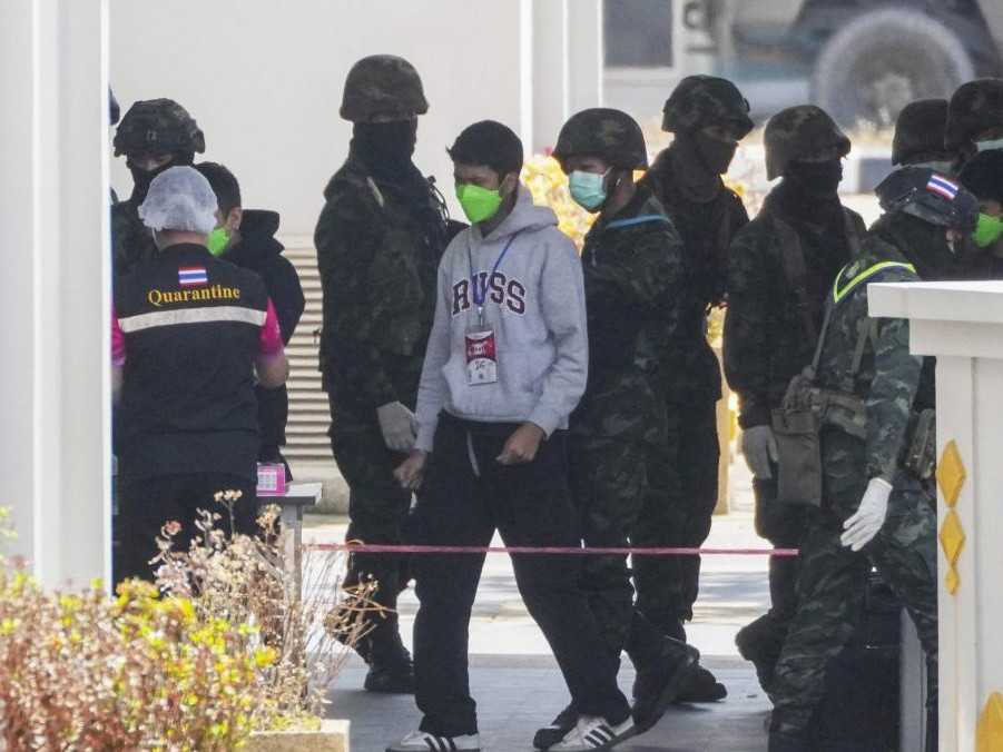 Na snímke Thajskí vojaci poskytujú bezpečnosť pri presune indonézskych štátnych príslušníkov, ktorí pracovali v podvodných centrách vo východnom Mjanmarsku.