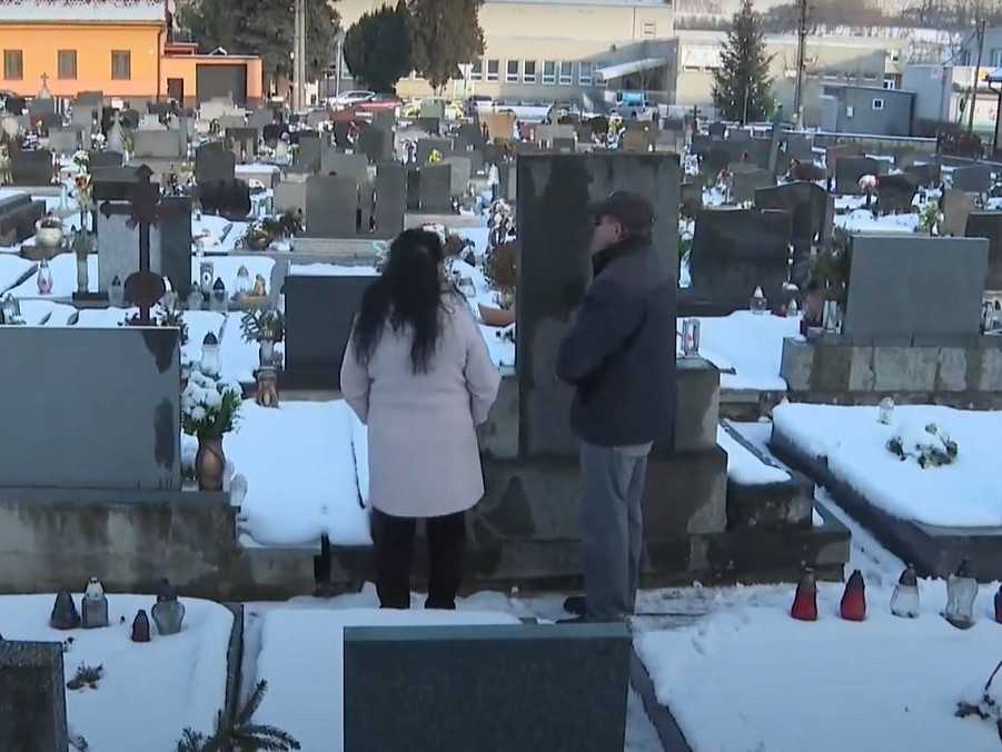 ľudia na cintoríne