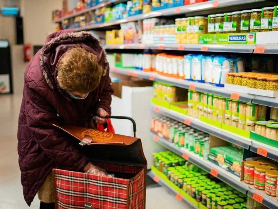 stará žena v obchode