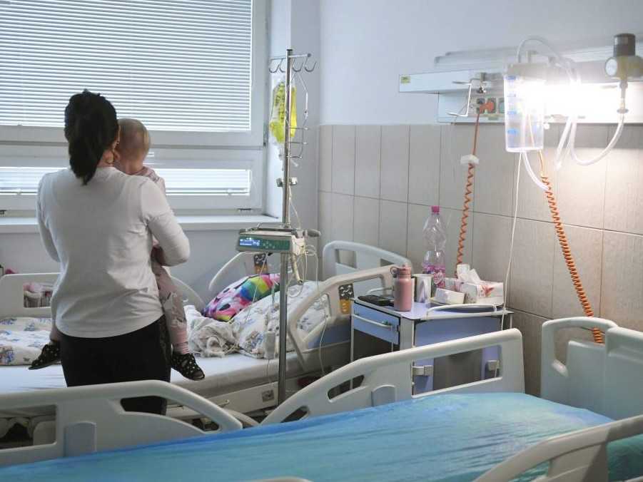 Na ilustračnej snímke matka s dieťaťom v nemocnici.