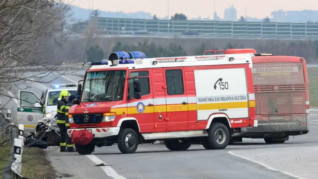 Zrážku autobusu a auta v Nitre neprežil jeden muž (†73), jeho spolujazdkyňa utrpela ťažké zranenia