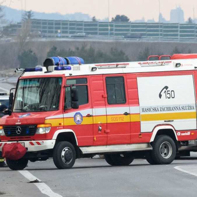 Zrážku autobusu a auta v Nitre neprežil jeden muž (†73), jeho spolujazdkyňa utrpela ťažké zranenia