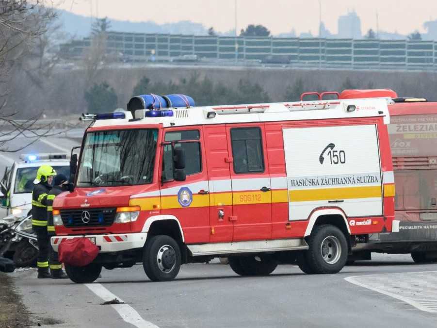 Zrážku autobusu a auta v Nitre neprežil jeden muž (†73), jeho spolujazdkyňa utrpela ťažké zranenia