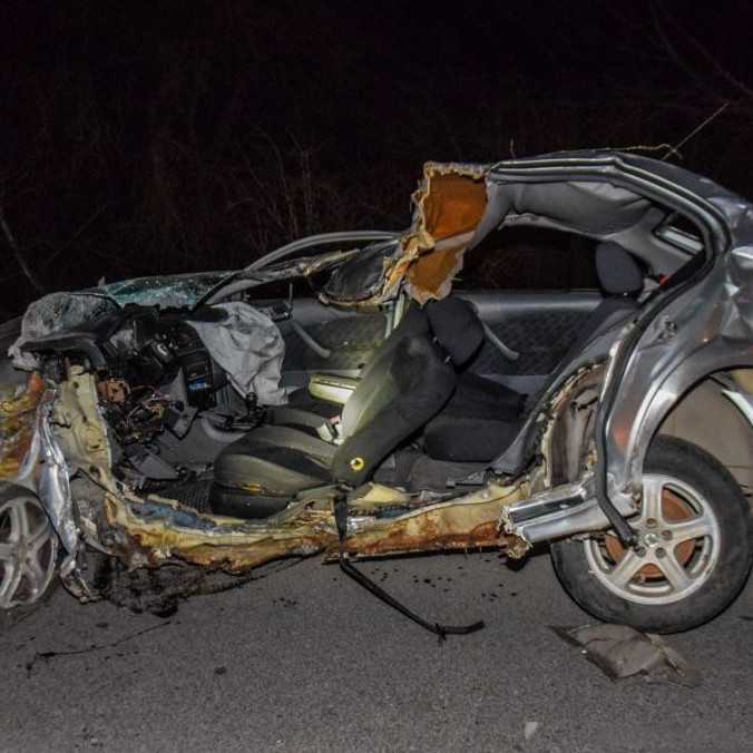 Vodič (†76) neprežil dopravnú nehodu pri Košiciach. Auto zostalo po šmyku zakliesnené medzi stromami