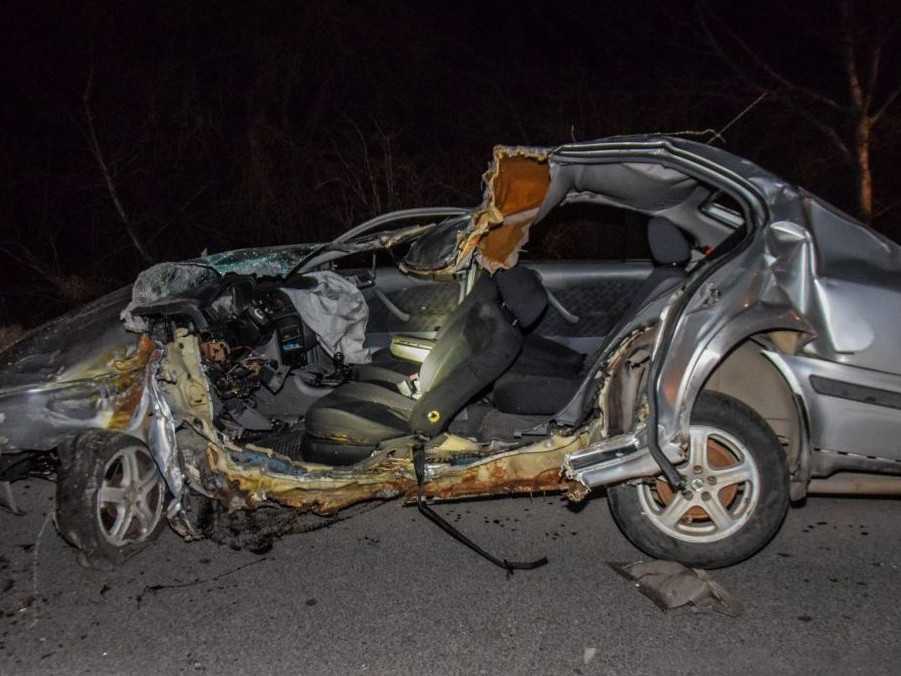 Vodič (†76) neprežil dopravnú nehodu pri Košiciach. Auto zostalo po šmyku zakliesnené medzi stromami