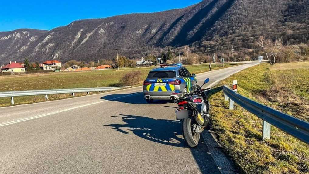 Pri nehode v rožňavskom okrese prišiel o život motocyklista. Osudnou sa mu zrejme stala studená vozovka