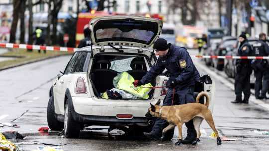 Záchranné zložky pracujú na mieste, kde v Mníchove vrazilo auto do davu ľudí.