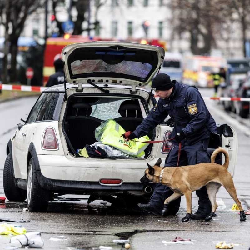 Auto vrazilo v Mníchove do davu. Polícia priblížila detaily incidentu, muž zrejme konal úmyselne