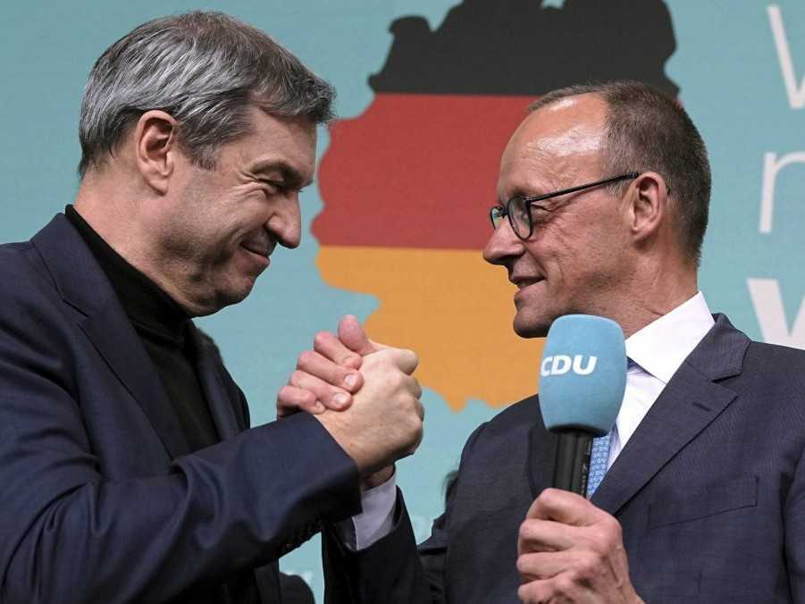 Zľava líder CDU Friedrich Merz a šéf CSU Markus Soeder.