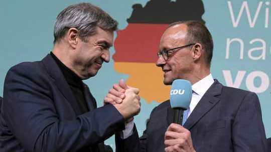 Zľava líder CDU Friedrich Merz a šéf CSU Markus Soeder.