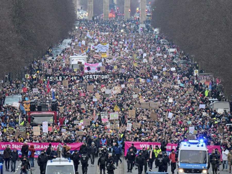 Na snímke účastníci protestu v Berlíne.