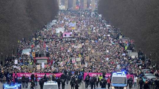 Na snímke účastníci protestu v Berlíne.