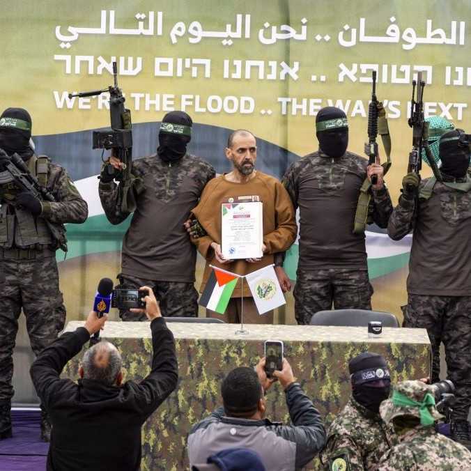 Hamas pozastavil odovzdávanie rukojemníkov, Izrael obvinil z porušovania dohody