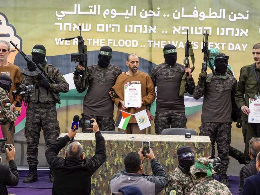 Hamas pozastavil odovzdávanie rukojemníkov, Izrael obvinil z porušovania dohody