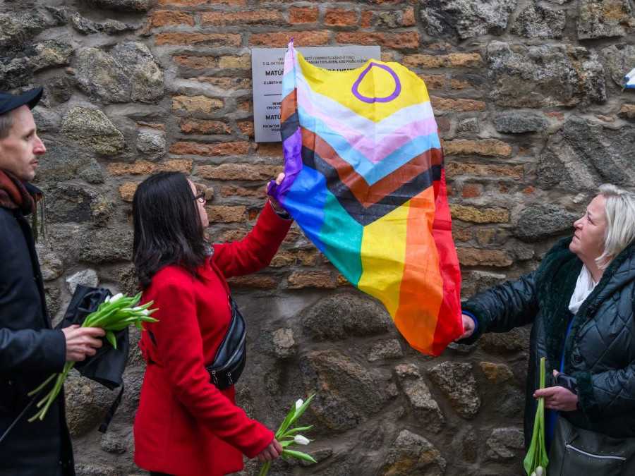 Na snímke zľava majiteľ bývalej Teplárne, manažér komunikácie Iniciatívy Inakosť Roman Samotný, preživšia teroristického útoku na Zámockej Radka Trokšiarová a Dana Šibíková, mama zavraždeného Juraja Vankuliča počas odhalenia pamätnej tabule, ktorá bude pripomínať Juraja Vankuliča a Matúša Horvátha, obete teroristického útoku pred Teplárňou v roku 2022.