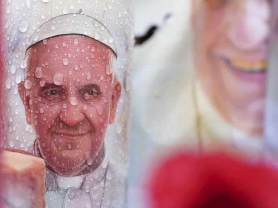 Sviečky a kvety pre pápeža Františka v Ríme.