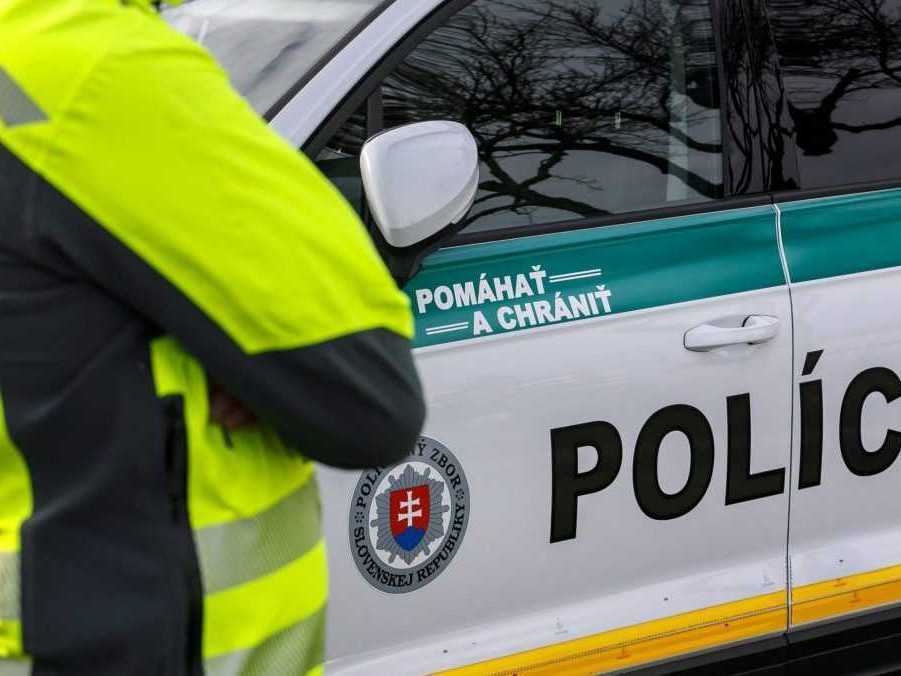 policajt a policajné auto