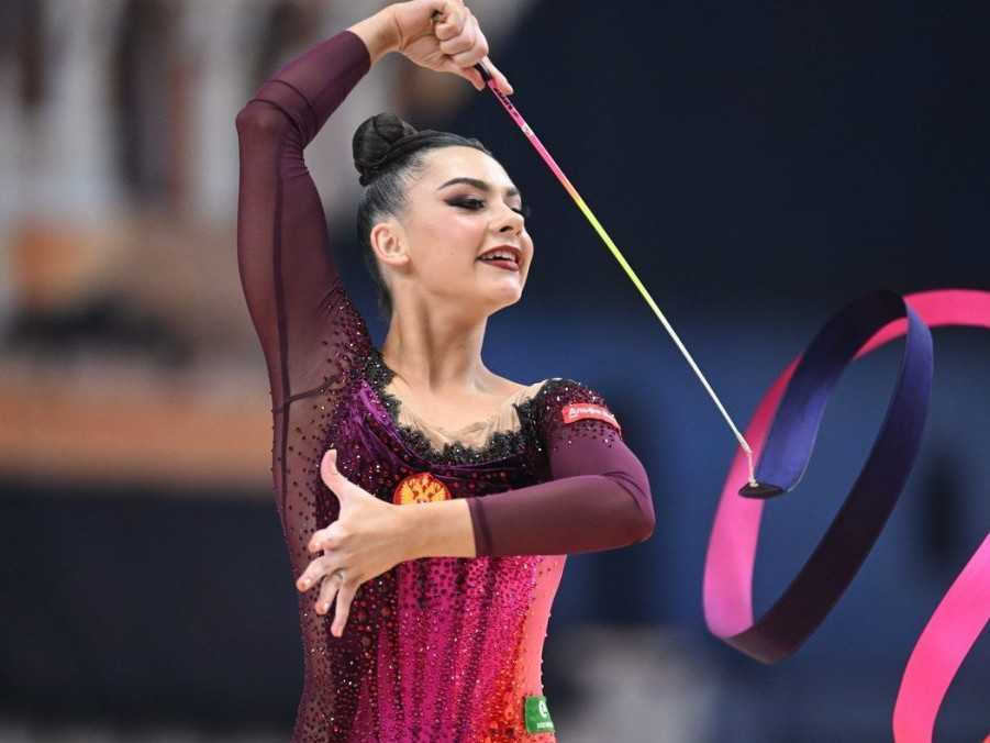 Lala Kramarenková koleno