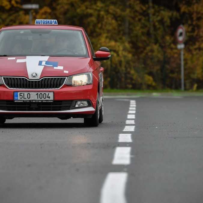 Podozrenia z podvodov skomplikovali život absolventom autoškôl v Česku: Skúšobní komisári dostali stopku