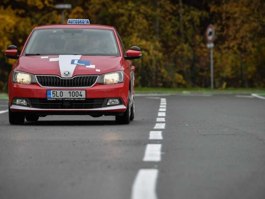 Podozrenia z podvodov skomplikovali život absolventom autoškôl v Česku: Skúšobní komisári dostali stopku