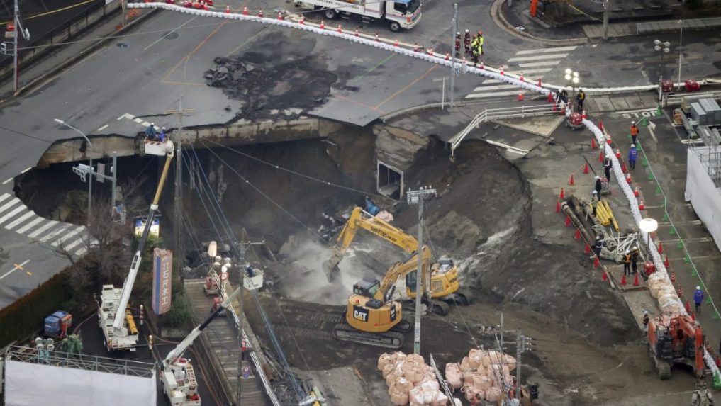 V Tokiu skončilo pátranie po mužovi, ktorý sa s autom prepadol do diery na ceste