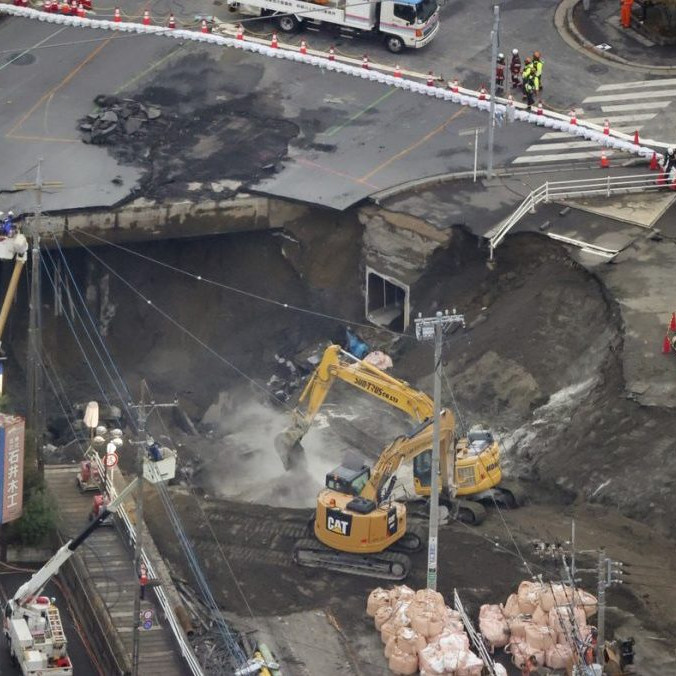 V Tokiu skončilo pátranie po mužovi, ktorý sa s autom prepadol do diery na ceste