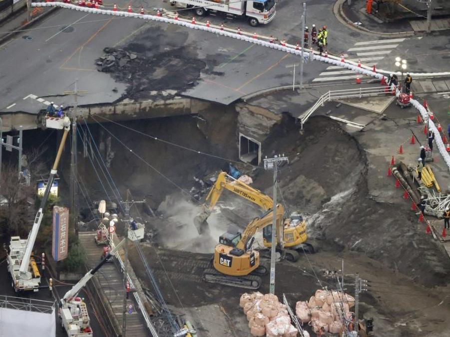 V Tokiu skončilo pátranie po mužovi, ktorý sa s autom prepadol do diery na ceste