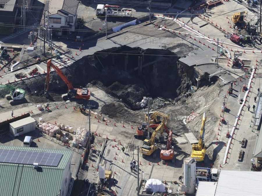 Záchranná akcia vodiča nákladného auta, ktoré sa prepadlo na ceste v Japonsku.