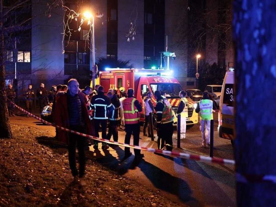 Záchranári pracujú v blízkosti miesta výbuchu v bare, kde bol hodený granát.