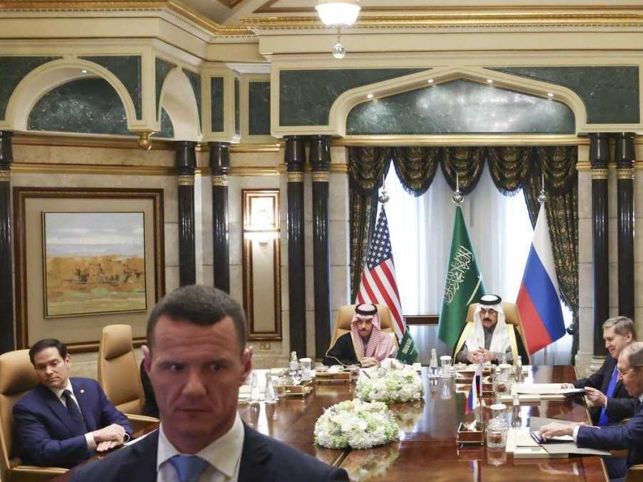 Na snímke rokovanie medzi USA a Ruskom.