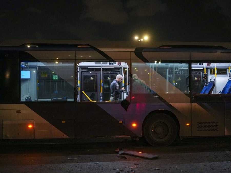Izraelskí policajti kontrolujú miesto, kde polícia zaznamenala sériu výbuchov v autobusoch.