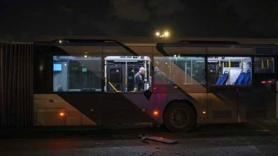 Izraelskí policajti kontrolujú miesto, kde polícia zaznamenala sériu výbuchov v autobusoch.