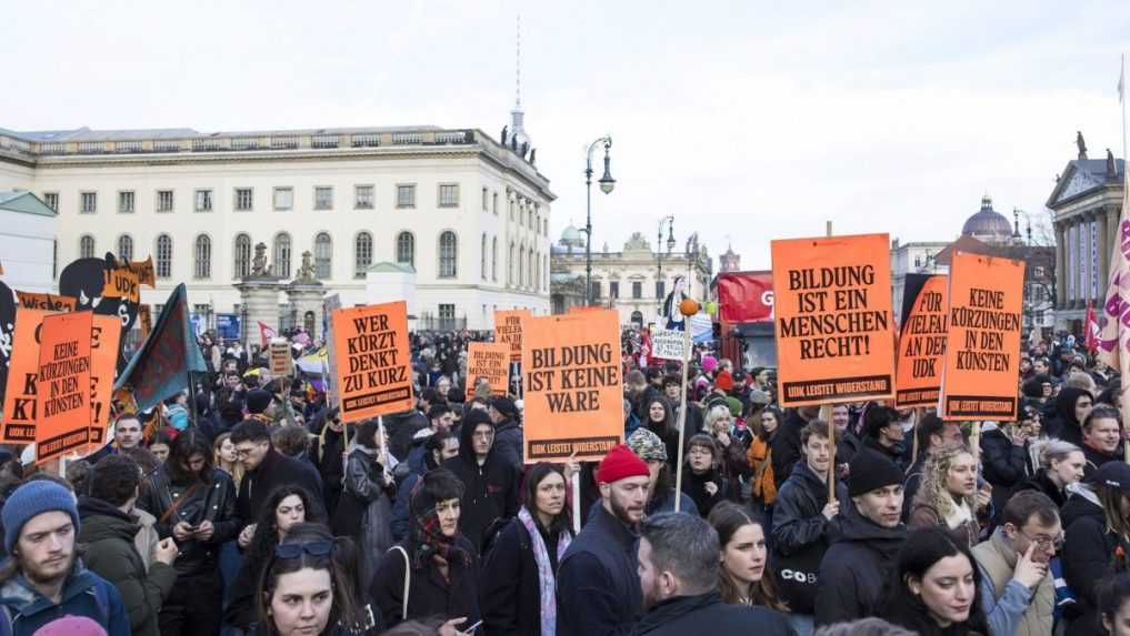 Desaťtisíce ľudí v Nemecku deň pred voľbami protestovali proti krajnej pravici