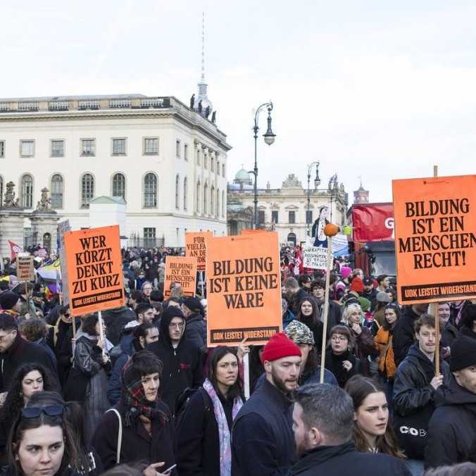 Desaťtisíce ľudí v Nemecku deň pred voľbami protestovali proti krajnej pravici