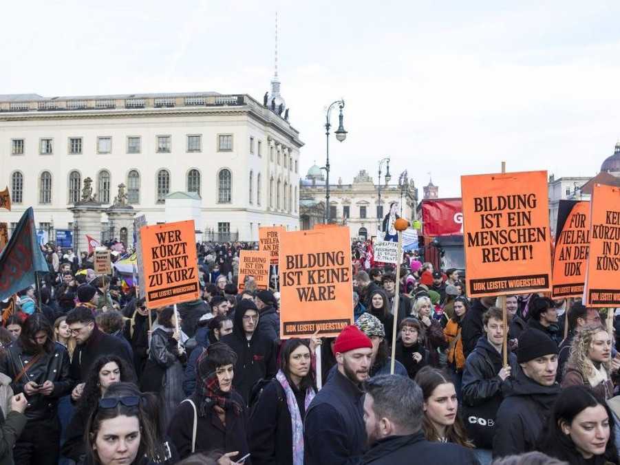 Desaťtisíce ľudí v Nemecku deň pred voľbami protestovali proti krajnej pravici