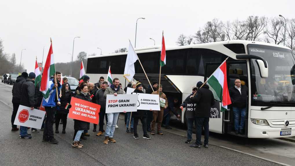 Na hranici v Hodoníne protestovali poľnohospodári zo štyroch krajín. Prekáža im okrem iného dovoz potravín z krajín mimo EÚ