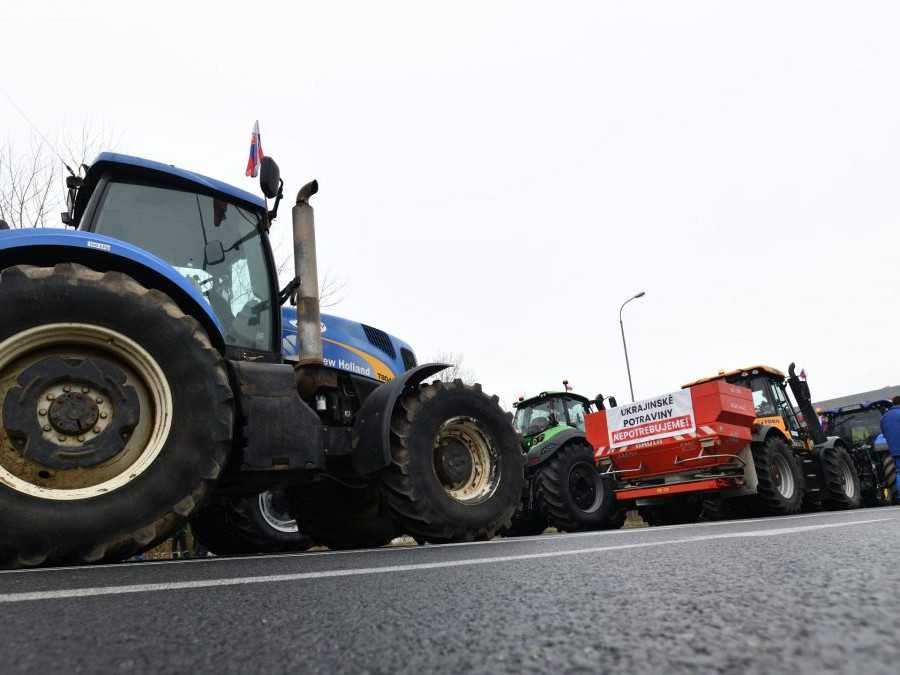 Kolóna poľnohospodárskej techniky sa v Holíči presúva na hranicu s ČR.