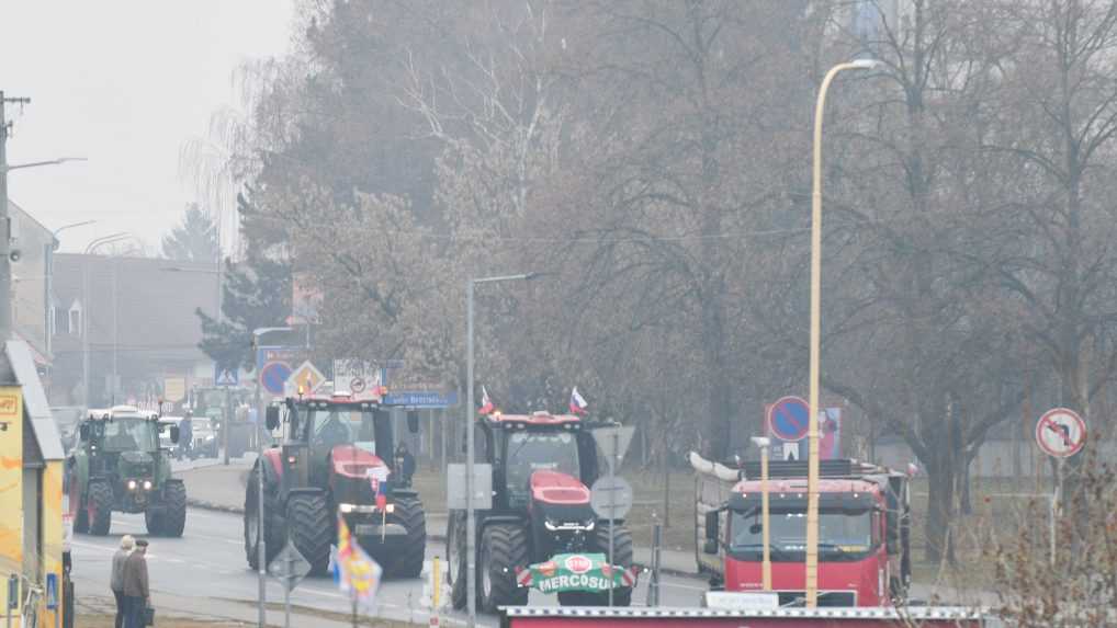 Na hranici v Hodoníne protestovali poľnohospodári zo štyroch krajín. Prekáža im okrem iného dovoz potravín z krajín mimo EÚ