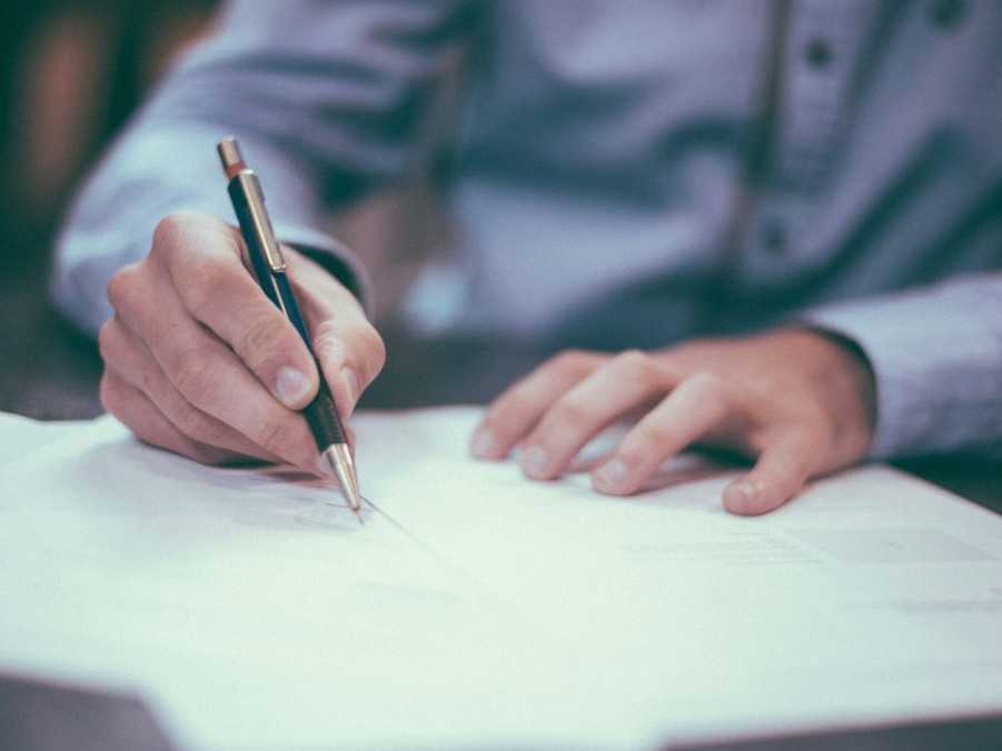 muž podpisuje papier