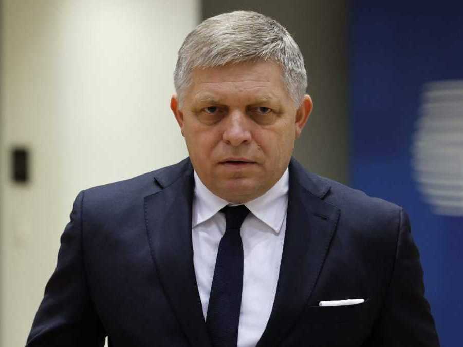 Predseda vlády Robert Fico (Smer-SD).