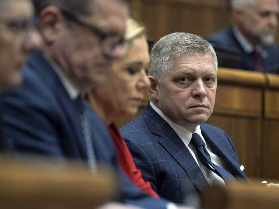Vpravo v popredí predseda vlády SR Robert Fico (Smer-SD).