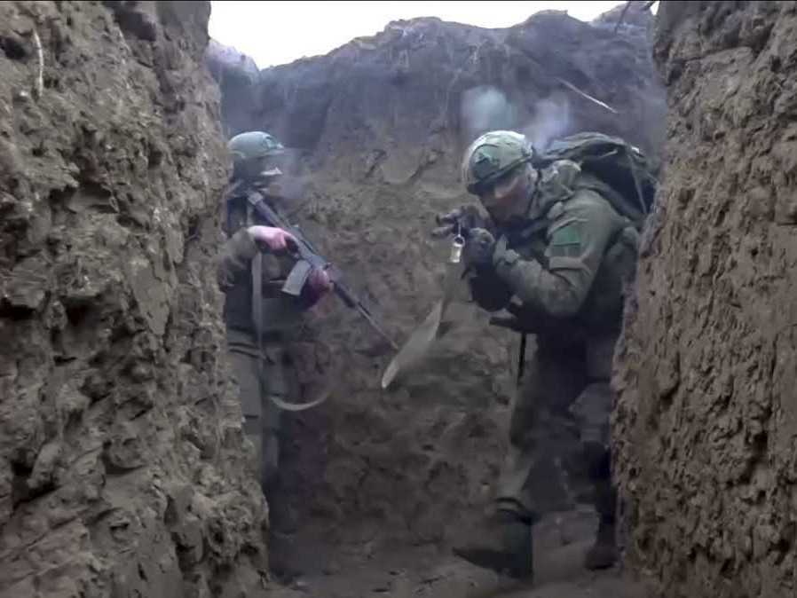 Ruskí vojaci sa zúčastňujú na bojovom výcviku pre útočné jednotky na neznámom mieste.