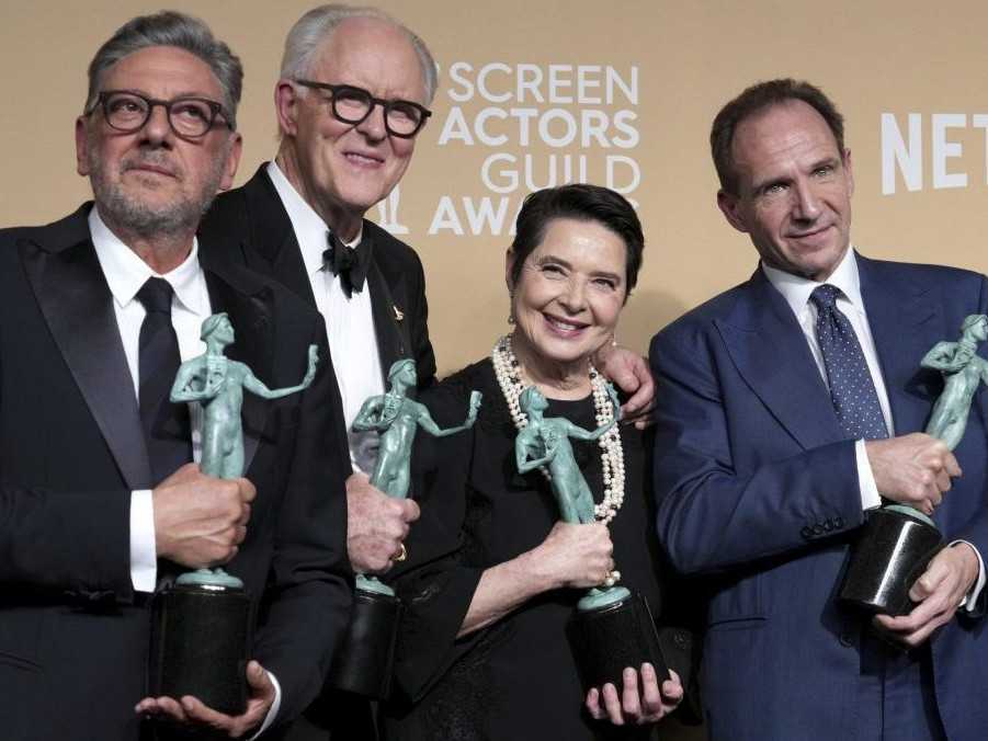 Na snímke herci z filmu Konkláve s cenami SAG.