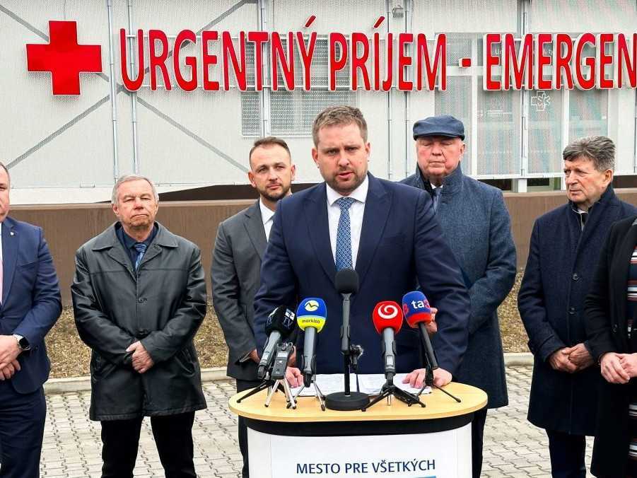 Na snímke Kamil Šaško pred liptovskou nemocnicou.