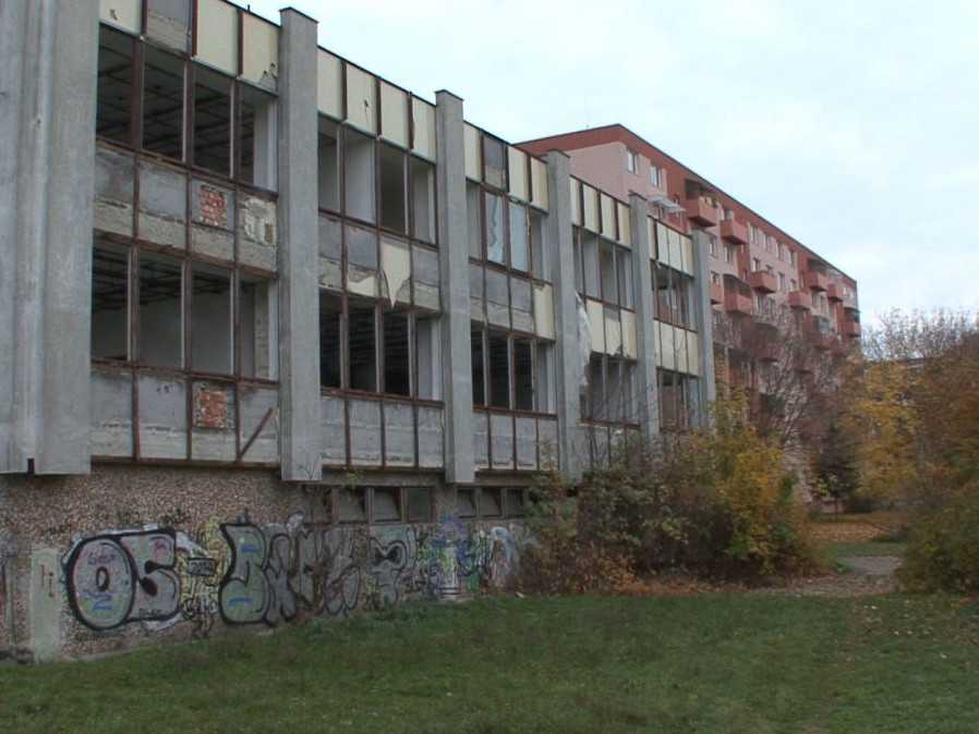 chátrajúca budova v nitre